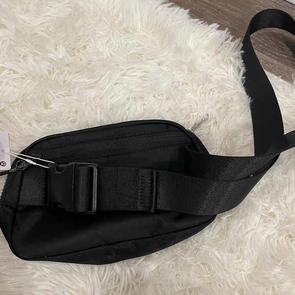 NWT lululemon everywhere belt bag black - Picture 2 of 6